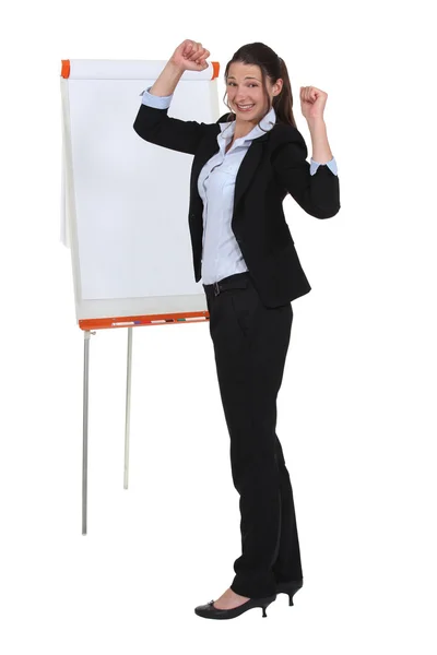 Femme d'affaires avec un tableau à feuilles mobiles — Photo