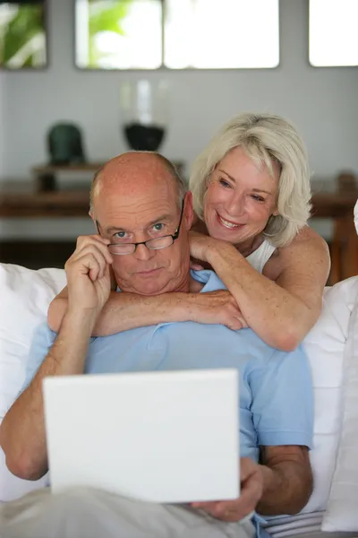 Coppia anziana utilizzando al computer portatile — Foto Stock