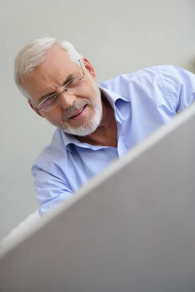 Παλαιότερη άνθρωπος σε ένα φορητό υπολογιστή — Φωτογραφία Αρχείου