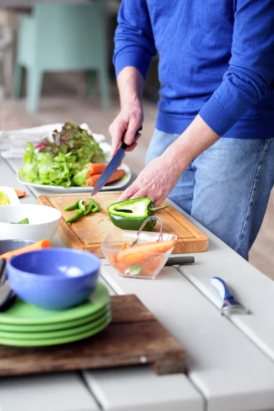 Man chopping vegetables — Stock Photo, Image