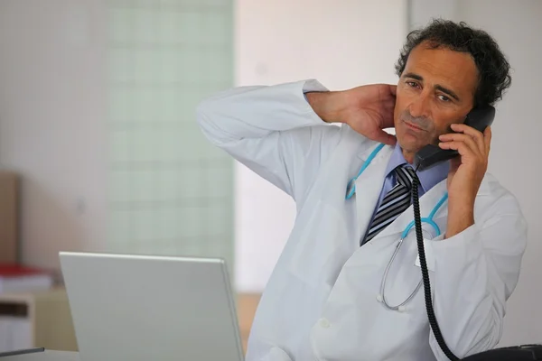 Médico masculino ao telefone — Fotografia de Stock