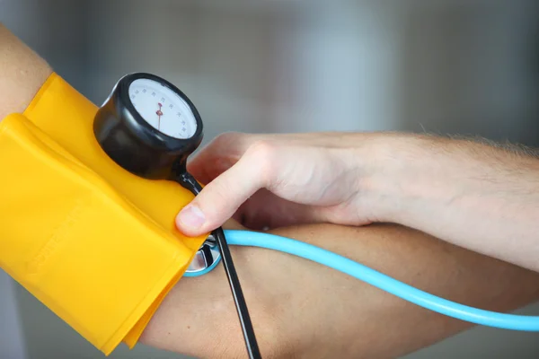 Tomar presión arterial — Foto de Stock