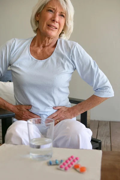 Donna anziana che soffre di mal di stomaco — Foto Stock