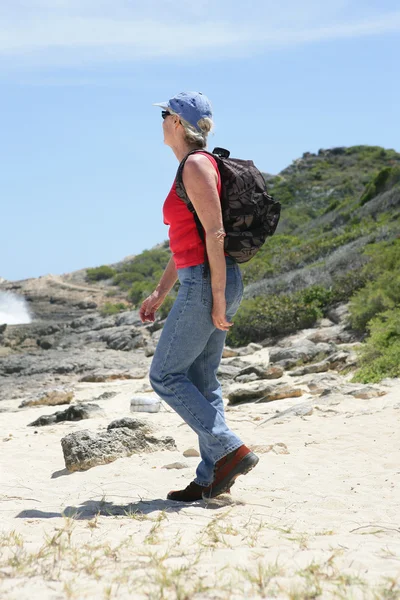 Frau wandert an der Küste entlang — Stockfoto