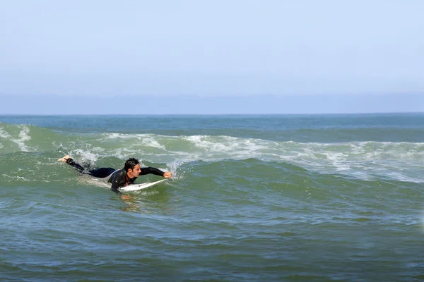 Surfer paddling — Stock Photo, Image