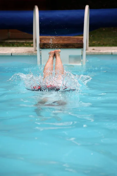 Egy szabadtéri medencébe merülés — Stock Fotó