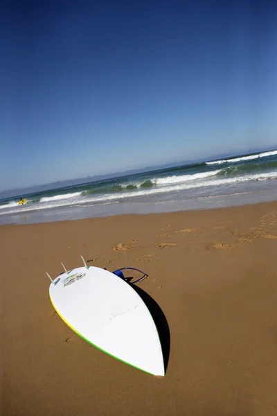 Abandoned surf board — Stock Photo, Image