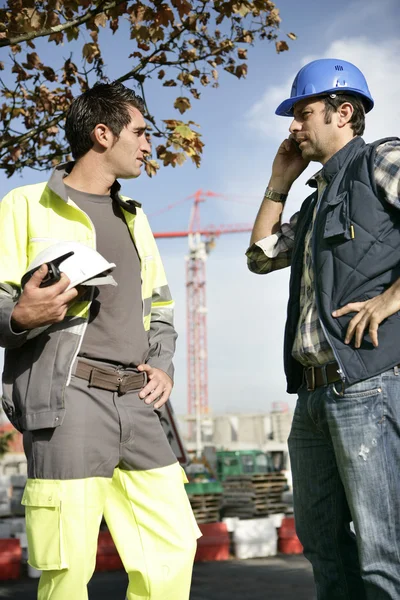 Trabalhadores da construção civil que lidam com um problema — Fotografia de Stock