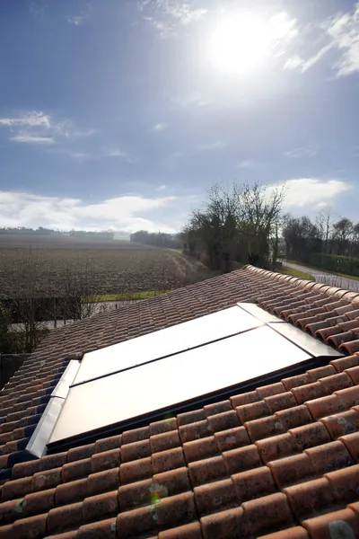 Sol brillando sobre el panel solar — Foto de Stock