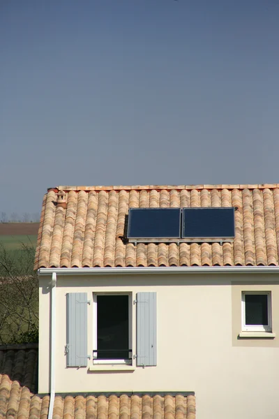 Maison équipée d'un panneau de semelle sur le toit — Photo