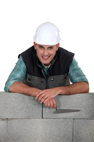 Bricklayer with a block wall — Stock Photo, Image