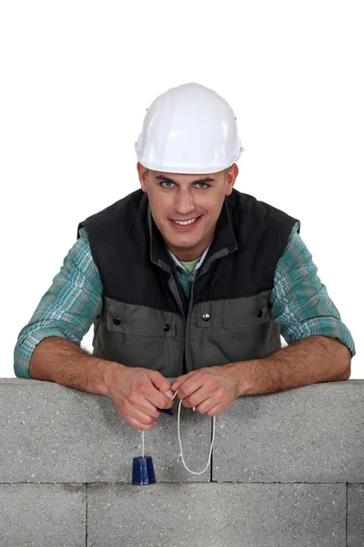 Builder with a plumb line — Stock Photo, Image