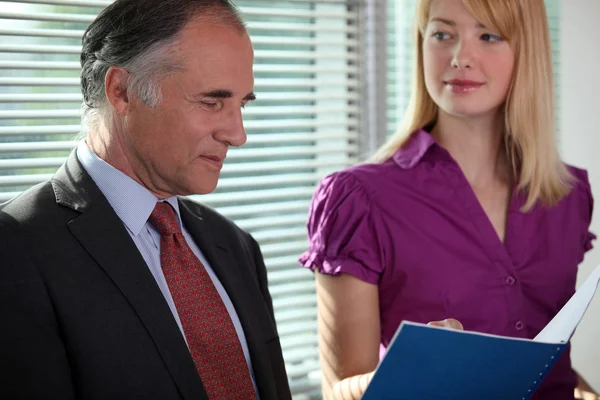 Empresario Senior leyendo un informe — Foto de Stock