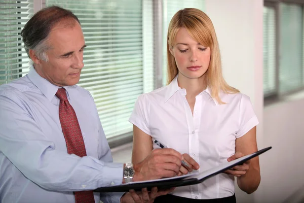 Boss signing paperwork — Stock Photo, Image