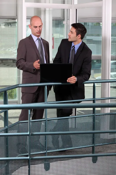 Associates discussing their business plan — Stock Photo, Image