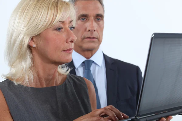 Coppia di mezza età utilizzando laptop — Foto Stock