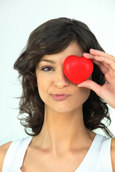 Kvinna med ett hjärta framför hennes ögon — Stockfoto