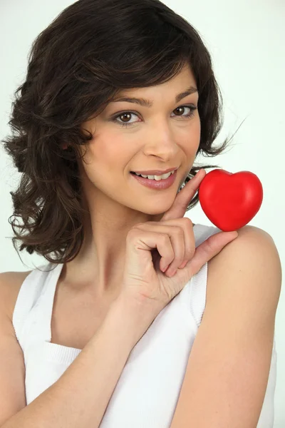 Mujer sosteniendo un corazón — Foto de Stock