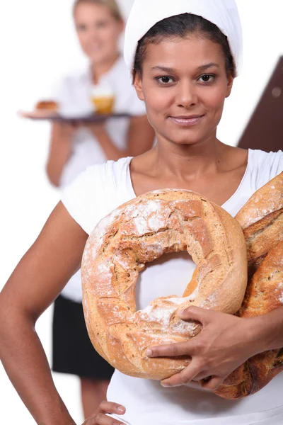 Junge Bäckerin und Kellnerin — Stockfoto