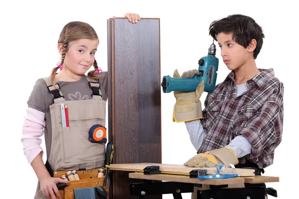 Niño y niña con herramientas eléctricas — Foto de Stock