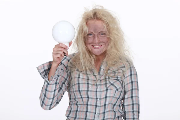 女性の電気技師は電球を保持しているショック後焼失 — ストック写真