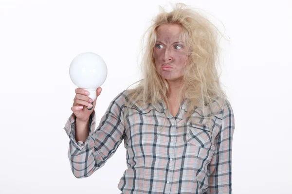 Wstrząśnięty blond kobieta trzyma żarówkę — Zdjęcie stockowe