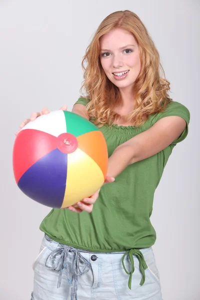 Ragazza adolescente con pallone da spiaggia gonfiabile — Foto Stock