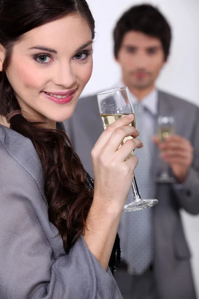 Casal jovem celebrando evento com champanhe — Fotografia de Stock