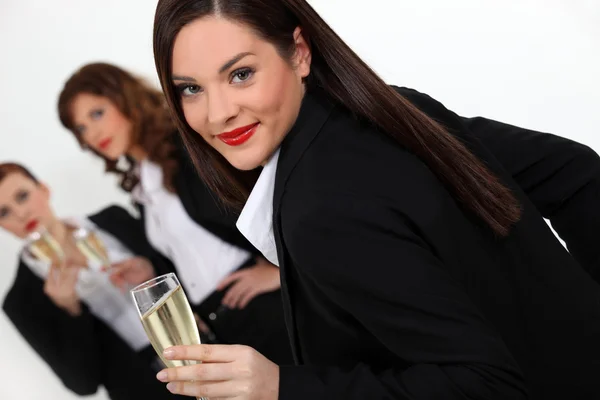 Tre donne d'affari che bevono champagne — Foto Stock