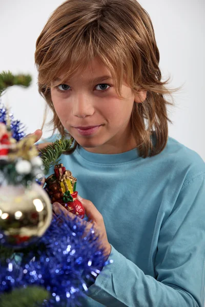 Garçon avec un arbre de Noël — Photo