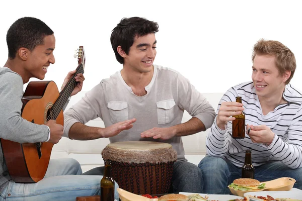 Трое соседей едят бургеры и играют музыку. — стоковое фото
