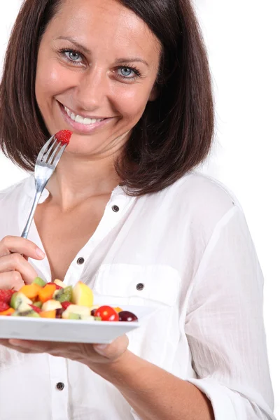 Kvinna med skål med fruktsallad — Stockfoto