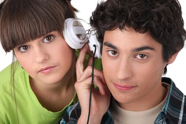 Fones de ouvido de compartilhamento de casal — Fotografia de Stock