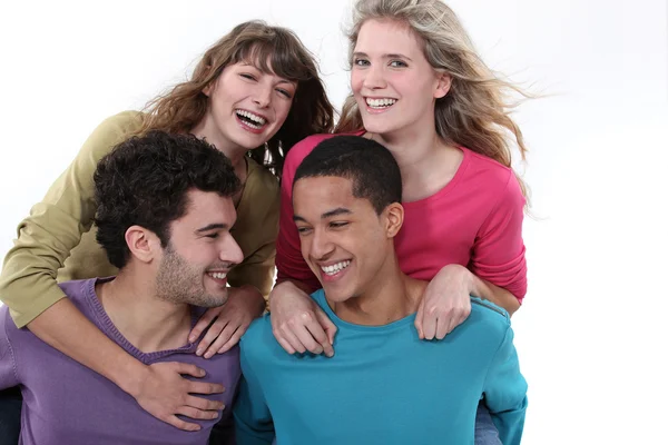Grupp tonåringar skrattar — Stockfoto