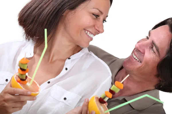 Casal comendo frutas — Fotografia de Stock