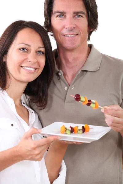 Para przygotowuje owocowe szaszłyki — Zdjęcie stockowe