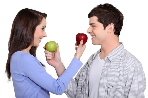 Couple exchanging apples — Stock Photo, Image