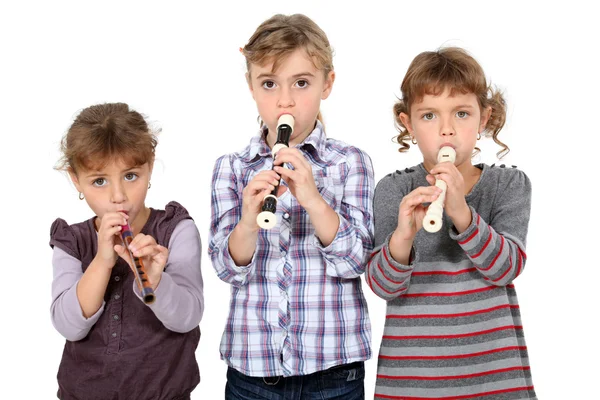 Tre bambine che suonano il flauto — Foto Stock