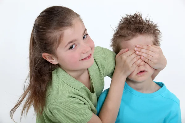 Sorella mettendo le mani su fratello — Foto Stock