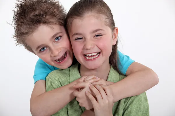 Hermano y hermana abrazándose . Imagen De Stock