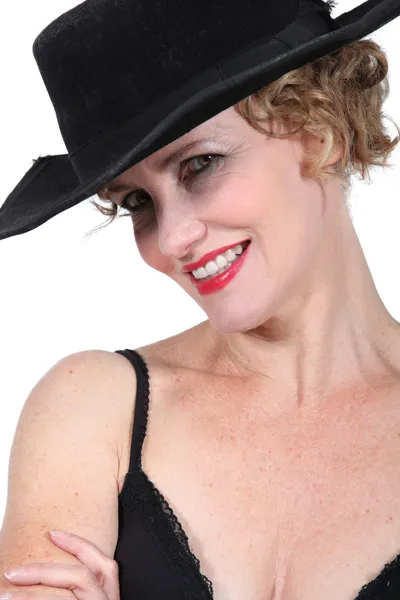 Mulher sorridente de chapéu preto e sutiã — Fotografia de Stock