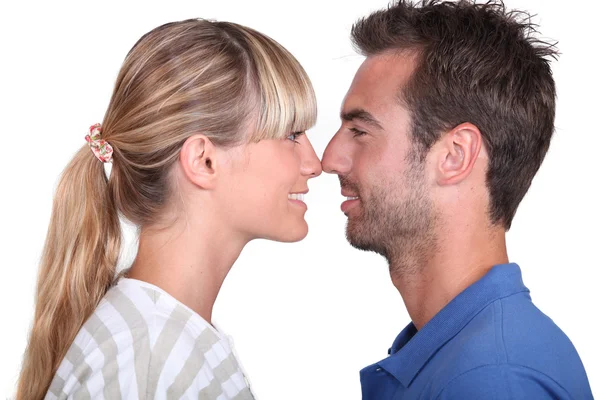 Casal esfregando narizes — Fotografia de Stock