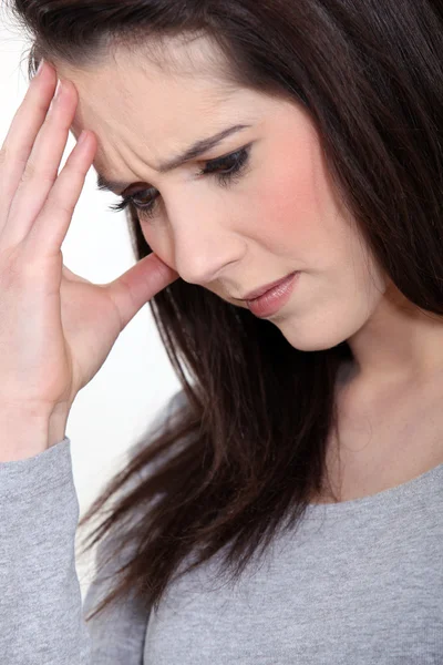 片頭痛を持つ若い女性のクローズ アップ写真 — ストック写真