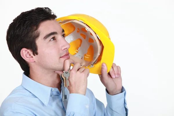 Real estate businessman holding keys and helmet — Stock Photo, Image