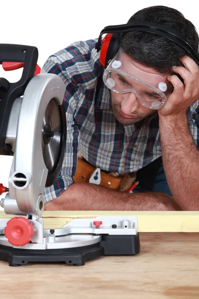 Man figuring out how to use saw — Stock Photo, Image