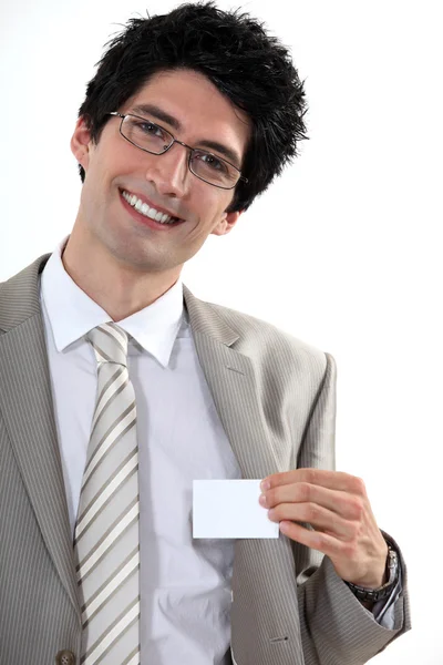 Επιχειρηματίας με γυαλιά που δείχνει στα ανοικτά επαγγελματικών καρτών — Φωτογραφία Αρχείου