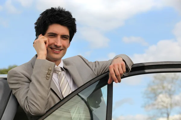 Man using mobile in his car — Stock Photo, Image
