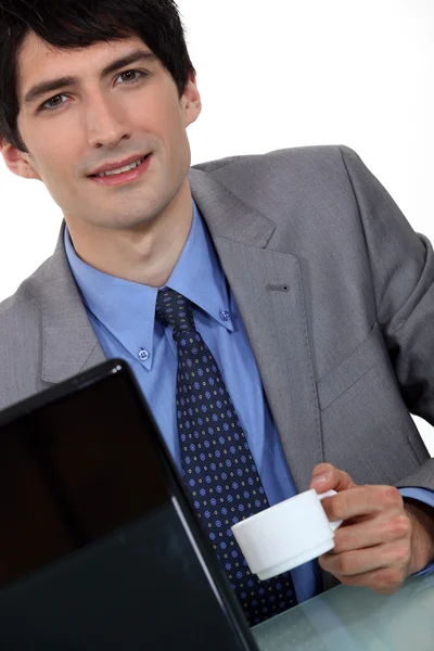 Biznesmen z laptopa i kawy — Zdjęcie stockowe