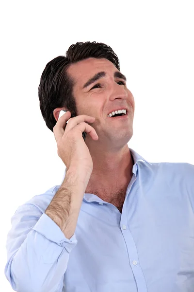 En affärsman som skrattar över telefon. — Stockfoto