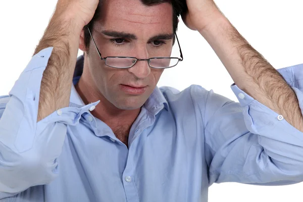 Homem estressado usando óculos — Fotografia de Stock
